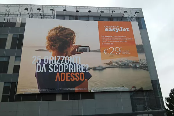 EASYJET maxi affissione a Verona