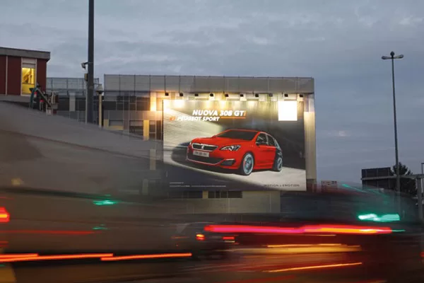 Peugeot maxi affissione a Verona