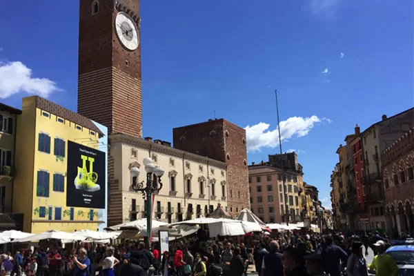 CONVERSE maxi affissione nel cuore di Verona