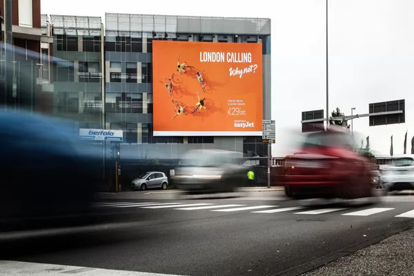 EASYJET maxi affissione Verona