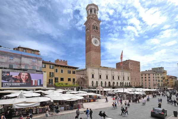 Maxi Affissione Piazza Erbe Verona – Case Mazzanti –